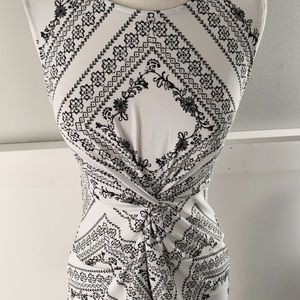 DKNY SLEEVELESS WHITE AND BLACK BLOUSE Size Small NEW WITH TAGS. Versatile looks